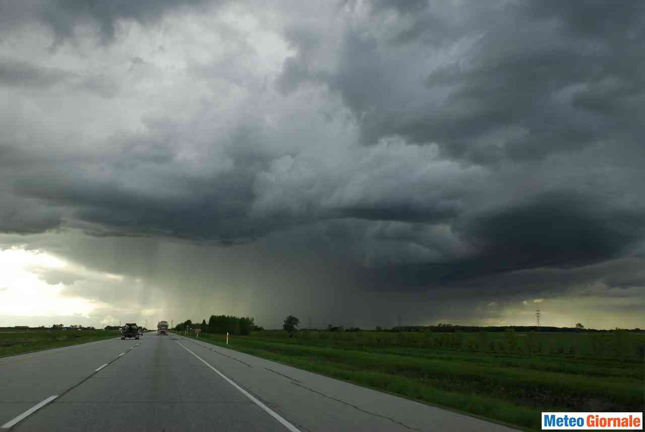 METEO: attesi altri forti temporali prossime 36 ore. Grandine ancora