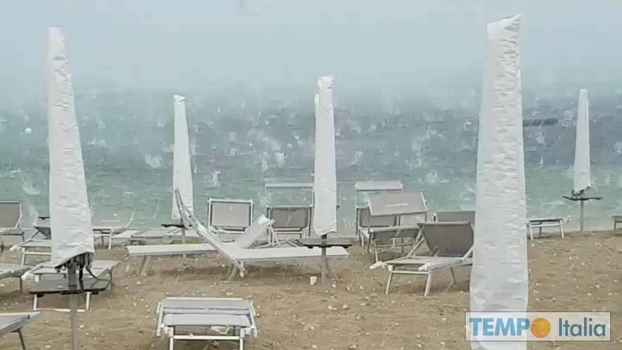 Le nuove Estati con la grandine gigante in spiaggia