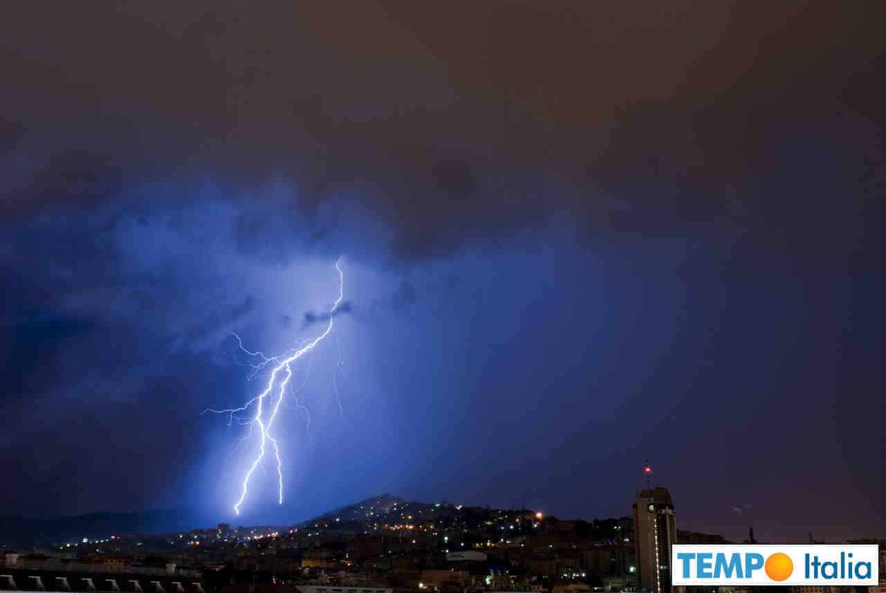 Meteo Genova, subito nubi poi piogge temporali. Lunedì forte maltempo