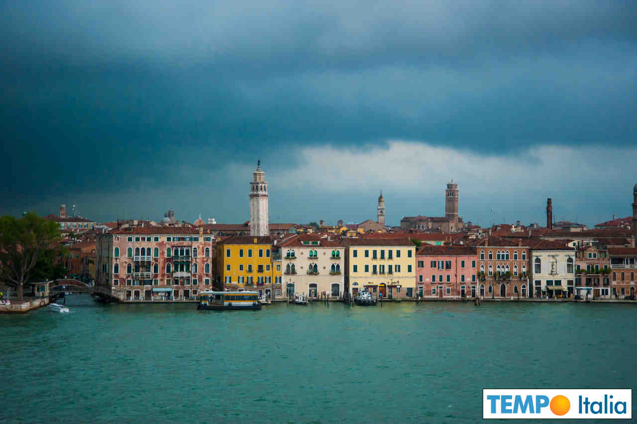 Meteo Domani: peggioramento ad ovest. Caldo al Centro e Sud Italia