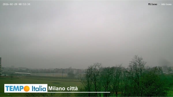 Milano, scende la temperatura, torna il freddo sotto una forte pioggia