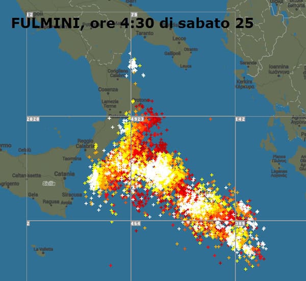 Ionio e sino a coste Calabria, Sicilia e Basilicata, temporali. In mare tempesta di fulmini 20 Ionio e sino a coste Calabria, Sicilia e Basilicata, temporali. In mare tempesta di fulmini