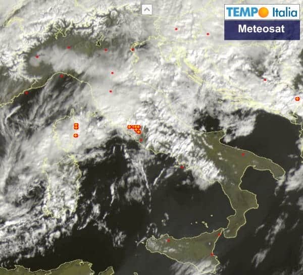 Forte maltempo dalla Sardegna risale su tirreniche, con temporali. Caldo al Sud
