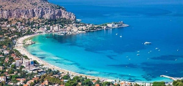 Palermo nord 42°C, in città 40°C. Caldo torrido 44 Palermo nord 42°C, in città 40°C. Caldo torrido
