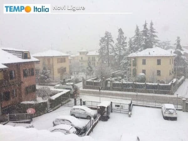 Tra Piemonte e Liguria, forti temporali con neve. Visibilità pessima, ingenti accumuli di neve. Temporali su ovest milanese
