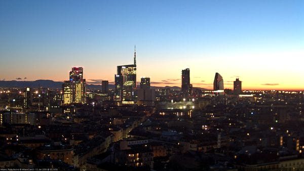 Milano all’alba senza nebbia, senza nubi dopo tanto tempo