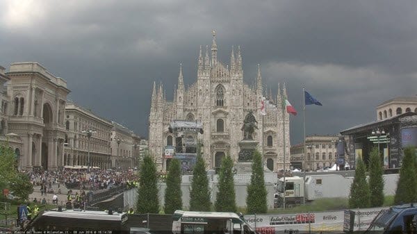 LOMBARDIA sotto i nubifragi e grandine. Milano meteo peggiora. Piazza Duomo gremita 49 LOMBARDIA sotto i nubifragi e grandine. Milano meteo peggiora. Piazza Duomo gremita