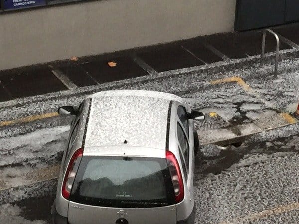 Milano, tuoni e fulmini con super grandinata in città. Paesaggio imbiancato