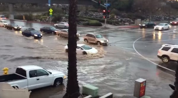 San Diego, California. Piogge record, LAMBORGHINI affonda in pozza d’acqua