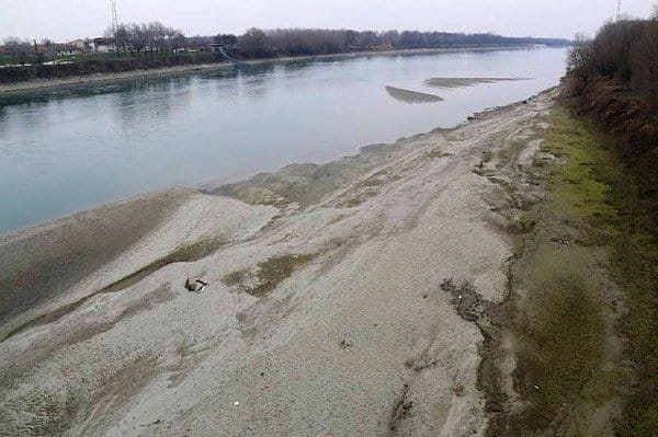 Siccità invernale: fiume Po in secca come in estate, lingue di sabbia e pietre