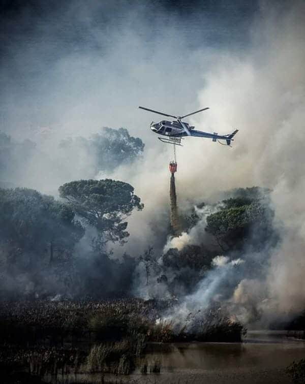 Sardegna tra caldo a 40 gradi e incendi, sino alle coste con fuggi fuggi generale