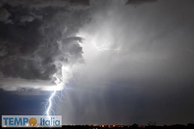 METEO con tuoni e fulmini di neve ieri sera sulle Alpi, i dettagli 1 METEO con tuoni e fulmini di neve ieri sera sulle Alpi, i dettagli