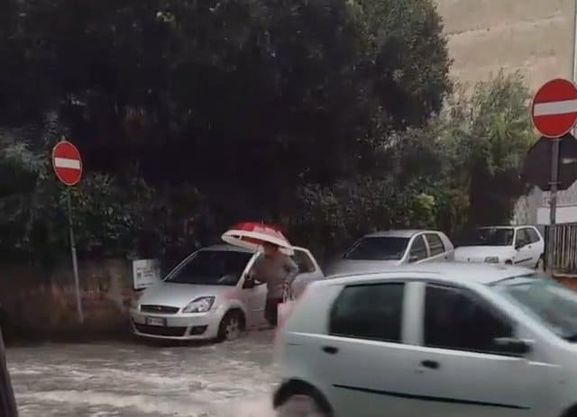 Napoli, nubifragio con locali allagamenti