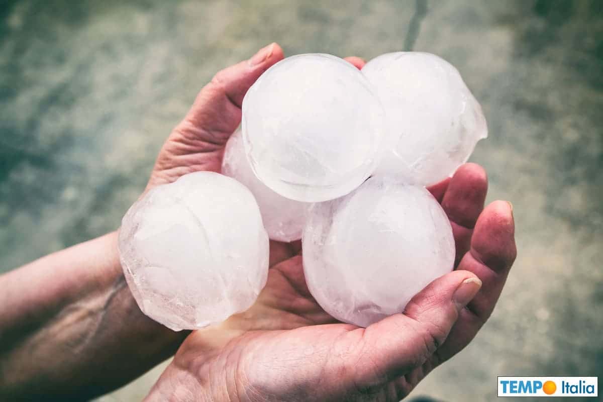 Diretta meteo, grandine devastante in atto al Nord Italia