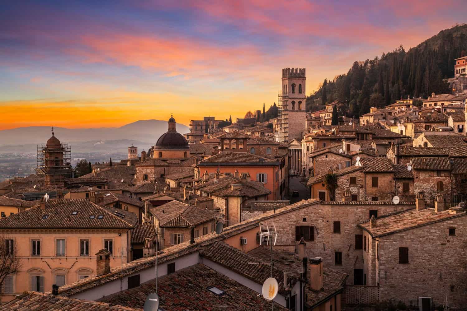 orizzonte della citta medievale sulla collina del tetto di assisi italia