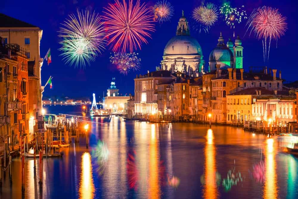Venezia illumina il Natale con regate, corse di Babbi Natale e musica 2 Venezia illumina il Natale con regate corse di Babbi Natale e musica