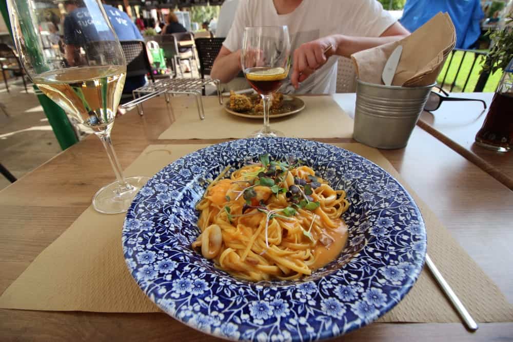 Pranzo d’Autore: Viaggio tra Cibo, Letteratura e Cultura Siciliana da Cantine Nicosia 44 Pranzo d’Autore: Viaggio tra Cibo, Letteratura e Cultura Siciliana da Cantine Nicosia