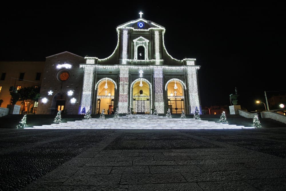 Desiderio di Natale a Cagliari: affollamento ai mercatini del Corso e Piazza Yenne
