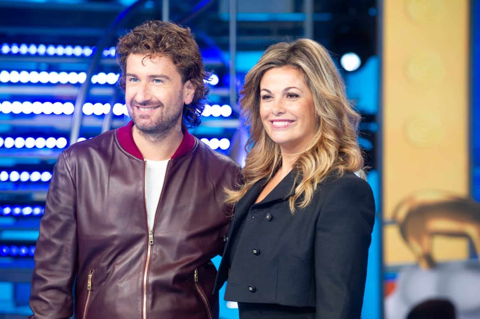 Vanessa Incontrada vende prodotti alla sua bancarella al mercato natalizio