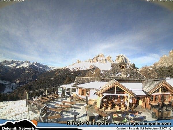 Val di Fassa, la neve ammanta i prati e il freddo gela i laghetti