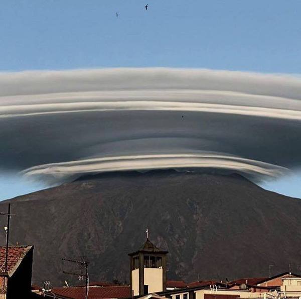 Etna, uno spettacolo difficilmente replicabile: le nubi lenticolari 50 Etna, uno spettacolo difficilmente replicabile: le nubi lenticolari
