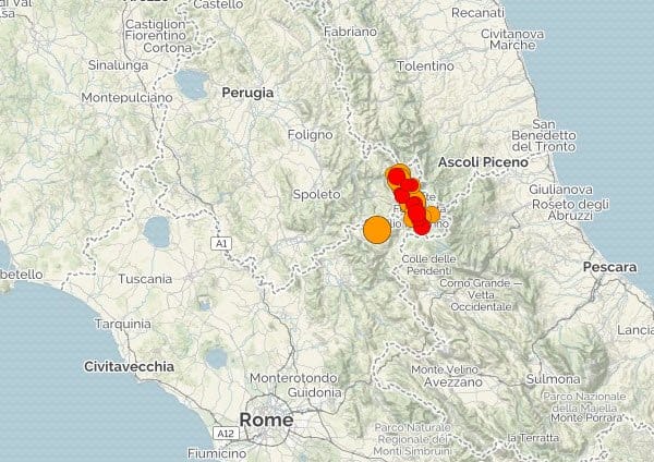 Terremoto in Italia Centrale, molti danni a edifici, crolli, feriti. Sisma terribile. La gente è per strada al freddo 10 Terremoto in Italia Centrale, molti danni a edifici, crolli, feriti. Sisma terribile. La gente è per strada al freddo