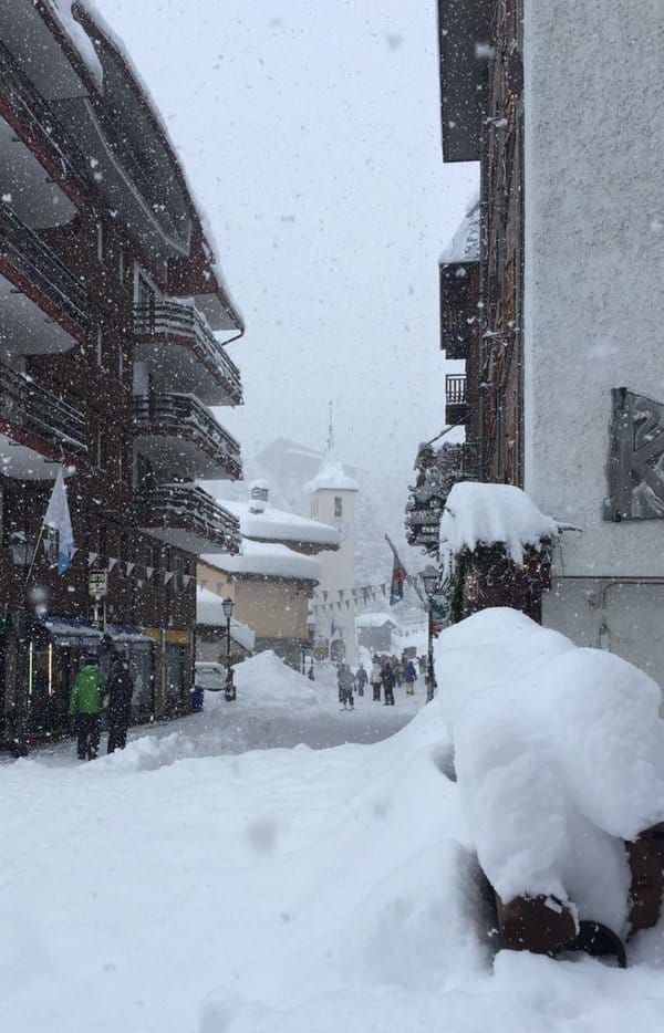 Valle d’Aosta, fortissime nevicate su stazioni sciistiche. E’ il pieno di turisti