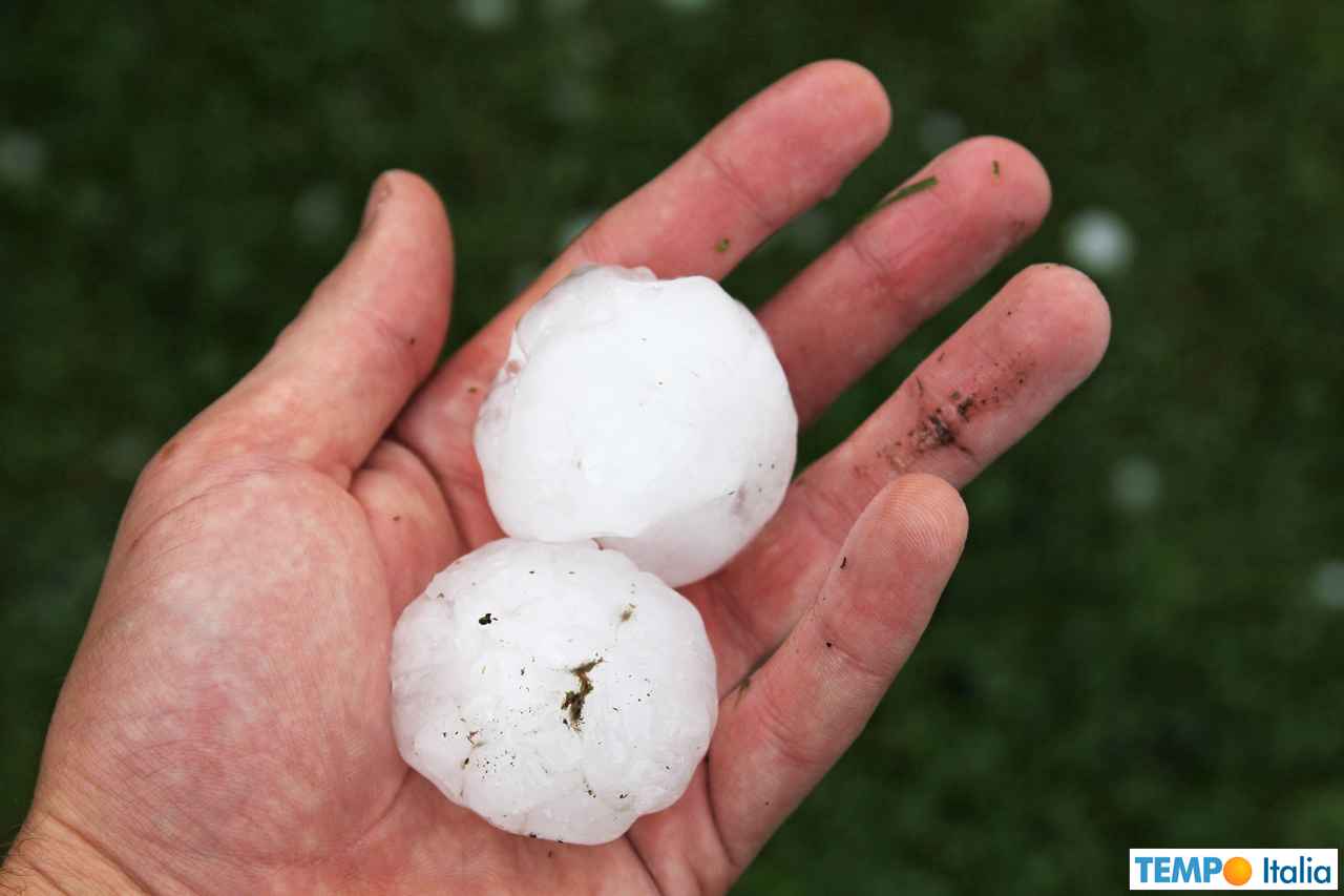 Devastanti grandinate in atto. Meteo avverso anche domani 37 Devastanti grandinate in atto. Meteo avverso anche domani