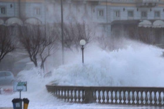 Violente mareggiate in Toscana, le maxi onde devastano la Terrazza Mascagni