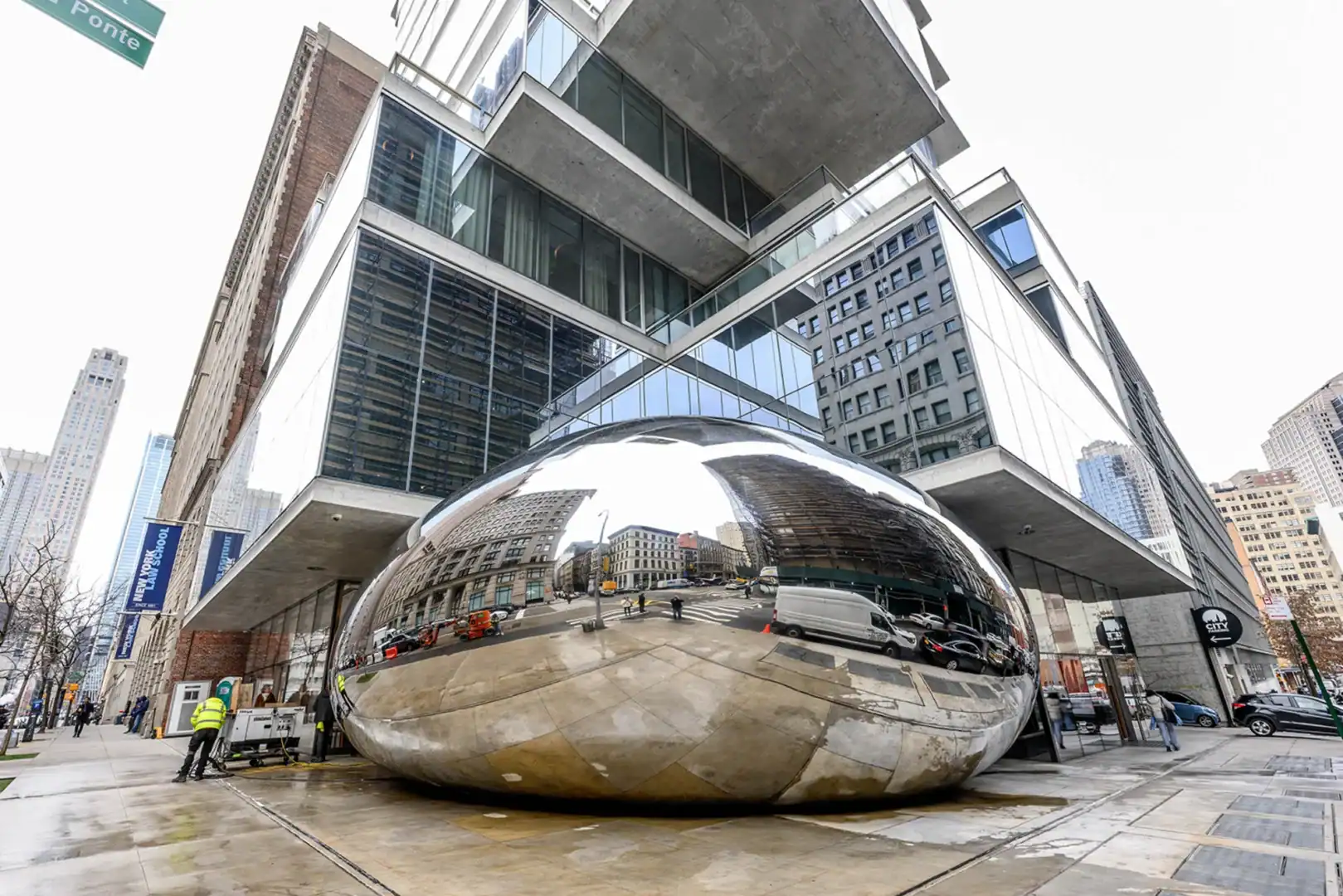 Il Fagiolo di Chicago Sbarca a New York: L’Opera Riflettente di Anish Kapoor Un Capolavoro Completato