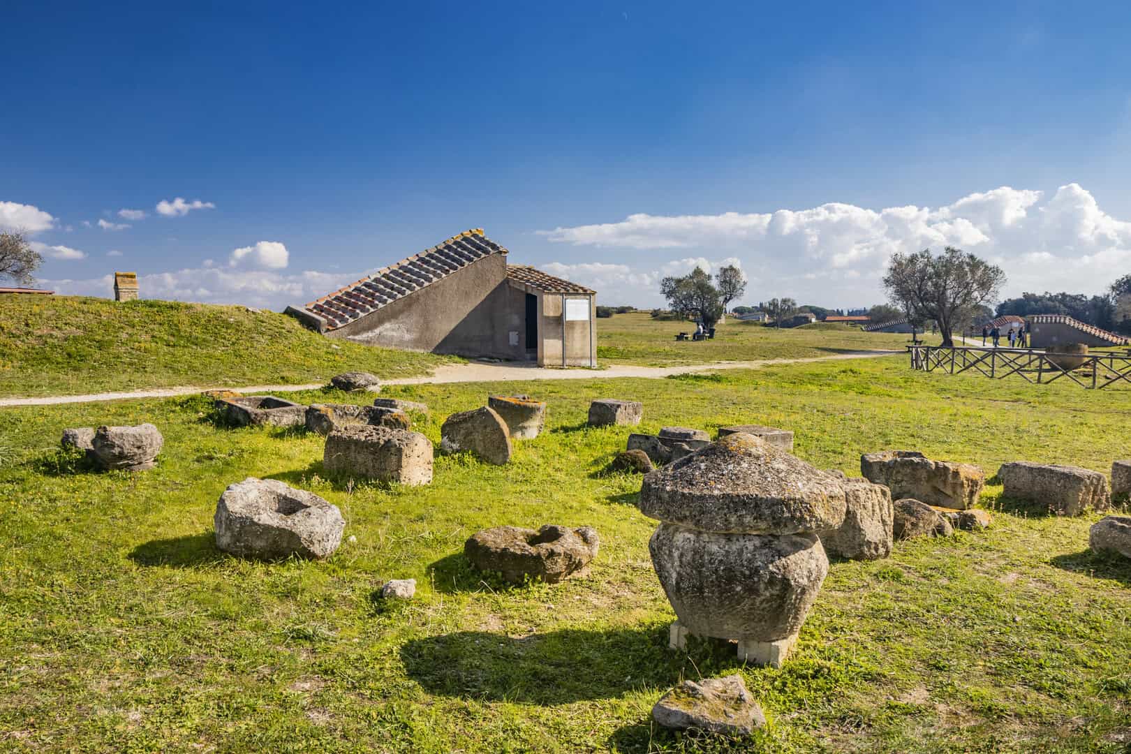 Viaggio nel tempo nelle tombe della necropoli di Tarquinia