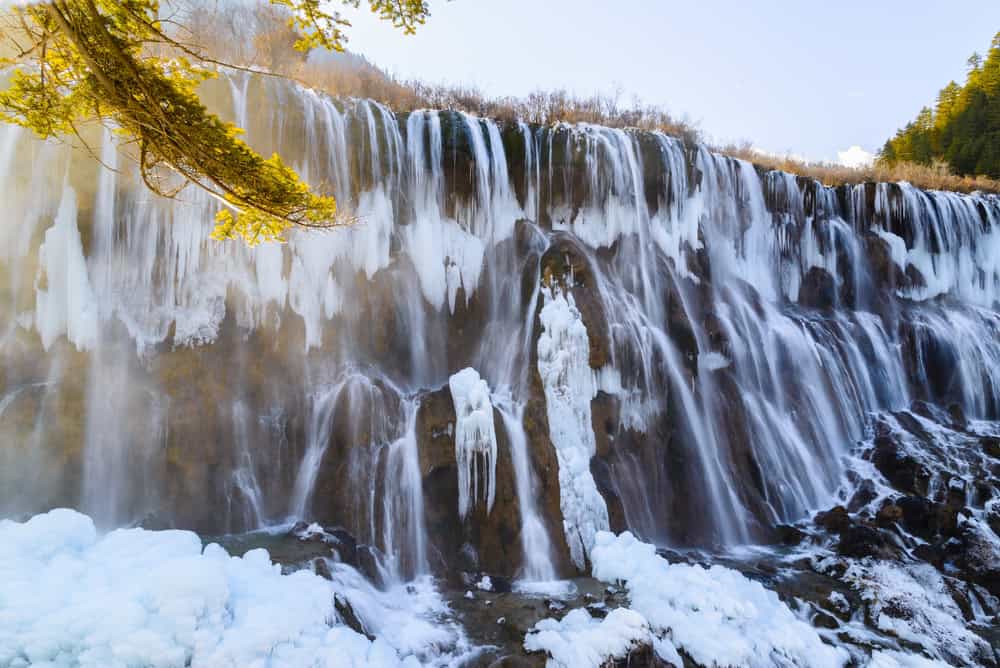 Le cascate di ghiaccio di Jiuzhaigou: lo spettacolo dell'inverno in Cina 40 Le cascate di ghiaccio di Jiuzhaigou: lo spettacolo dell’inverno in Cina