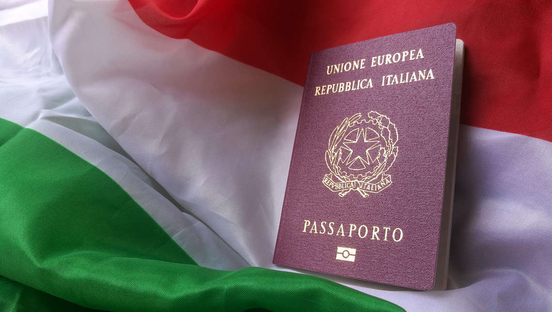 Passaporti più potenti nel 2024: classifica per paesi per viaggi senza visti o permessi 2 shutterstock 1110157634