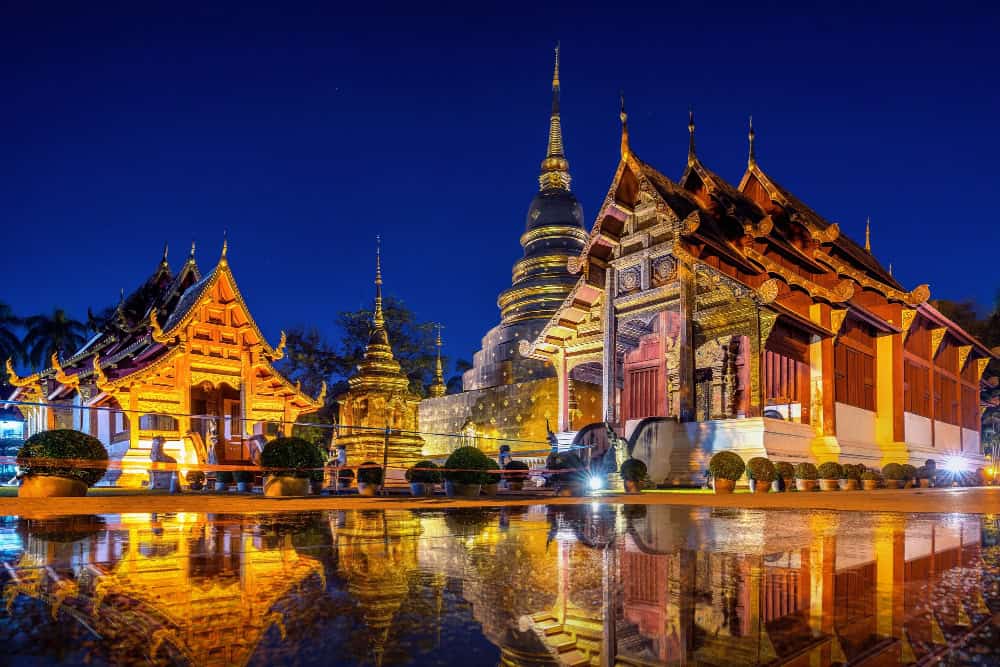 Bangkok e le altre splendide attrazioni della Thailandia 2 tempio di wat phra singh di notte a chiang mai thailandia