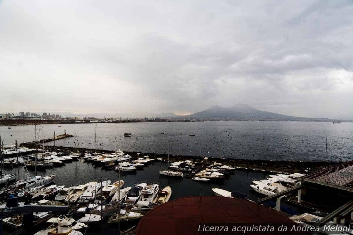 Previsioni meteo Napoli: sole e nuvole si alternano, attenti ai rovesci improvvisi!