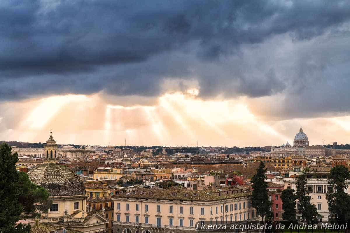 Previsione meteo Roma: nuvolosità e rovesci in arrivo, attenzione al vento