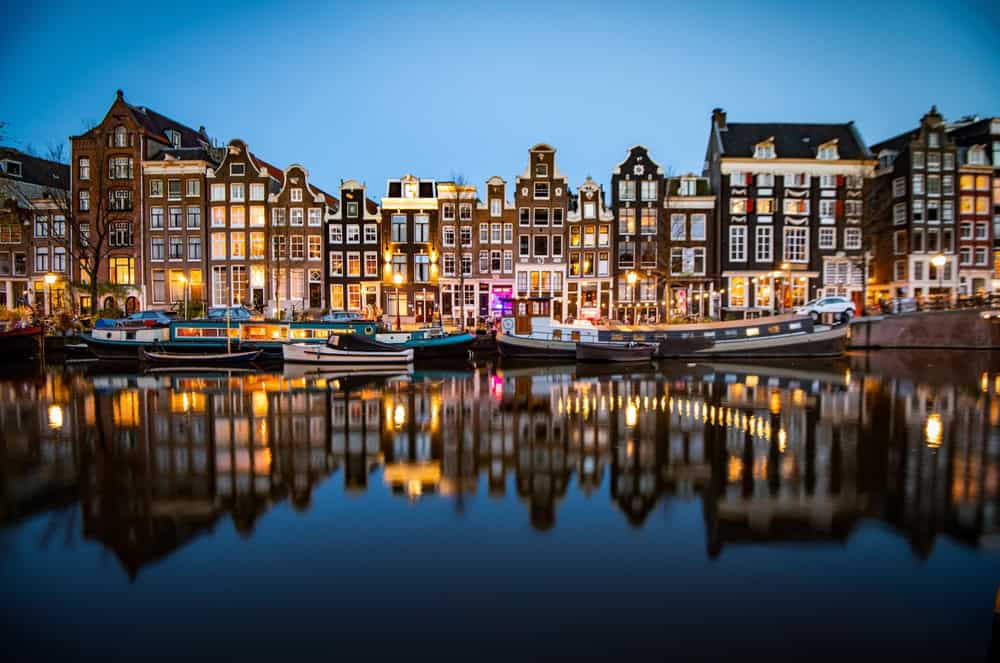 Amsterdam, la città dei sogni sospesi sull’acqua: tra storia, arte e incredibili tramonti 6 Amsterdam, la città dei sogni sospesi sull’acqua: tra storia, arte e incredibili tramonti