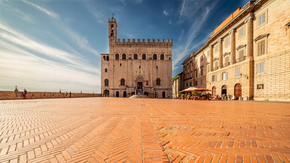 Scopri Gubbio a Pasqua: tra tradizione e festa nella città dei Ceri 2 gubbio piazza signoria