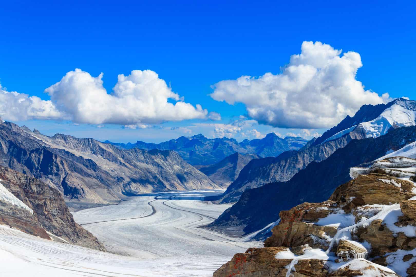 I ghiacciai perdono la loro “memoria” climatica; Risoluzioni dell'assemblea delle Nazioni Unite sull'ambiente 2 shutterstock 2394399915