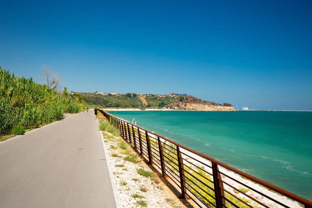 la-via-verde-dei-trabocchi-la-pista-ciclabile-lungo-la-costa-dell