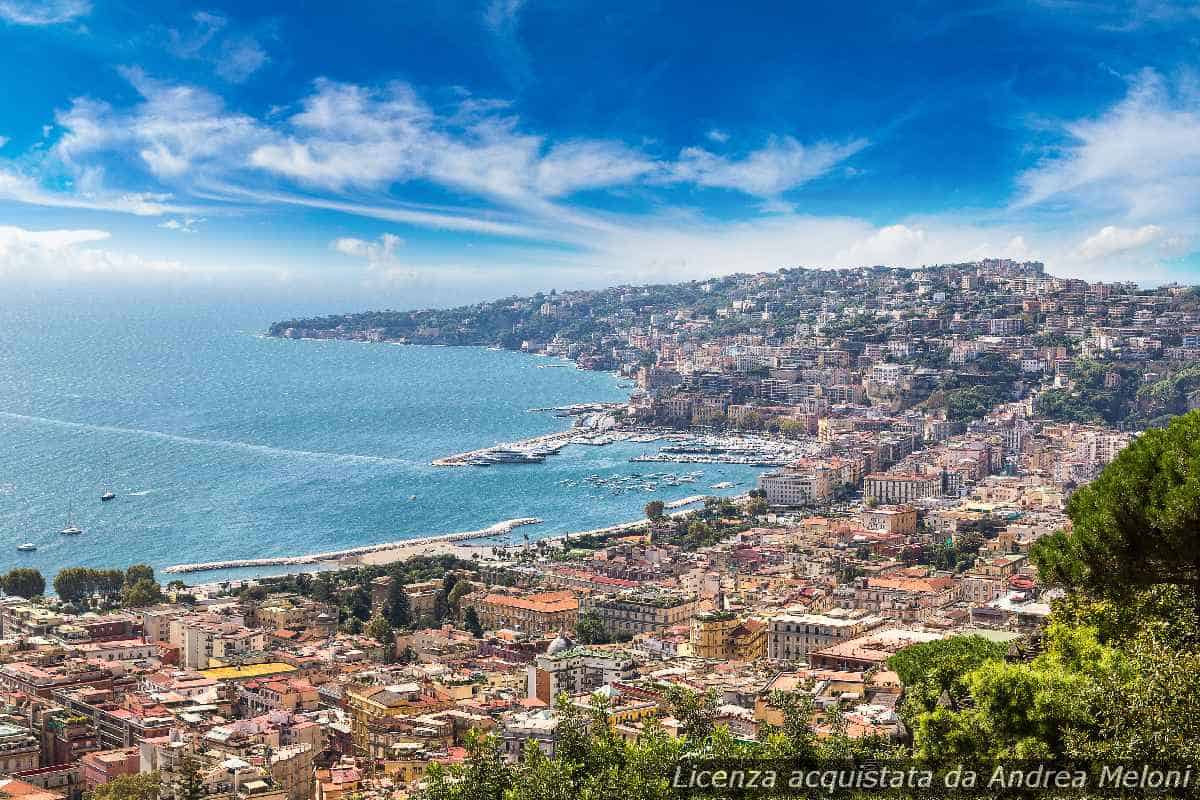 Meteo Napoli: sole e nuvole si alternano, attenti al vento!