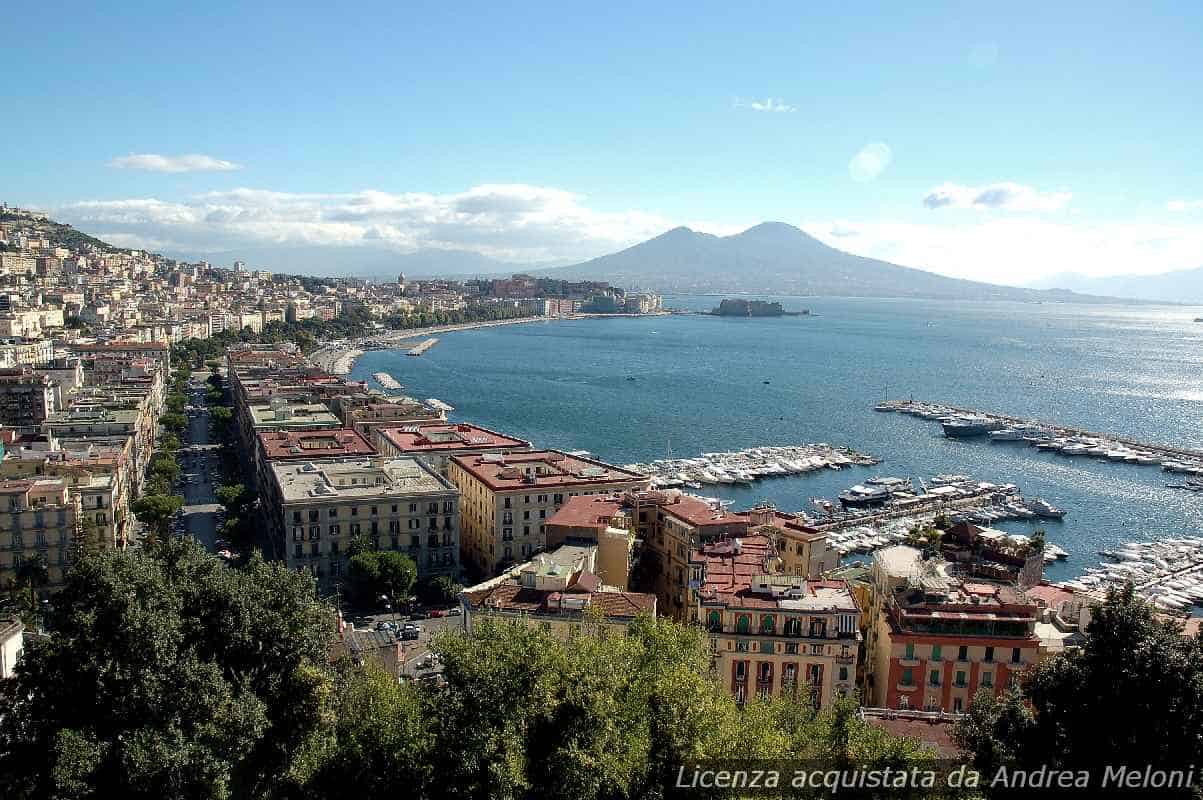 Previsione meteo Napoli: nubi e piovaschi oggi, poi nuvolosità e vento in arrivo