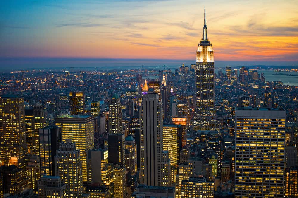 colpo di alto angolo degli edifici della citta a new york manhattan
