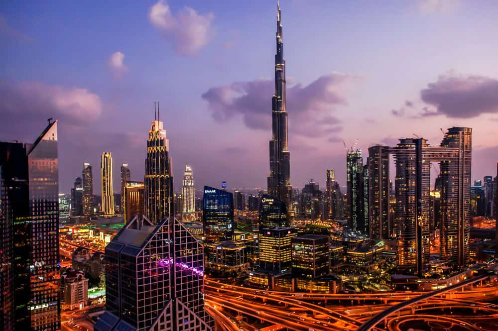 panorama del centro citta moderna di dubai di notte