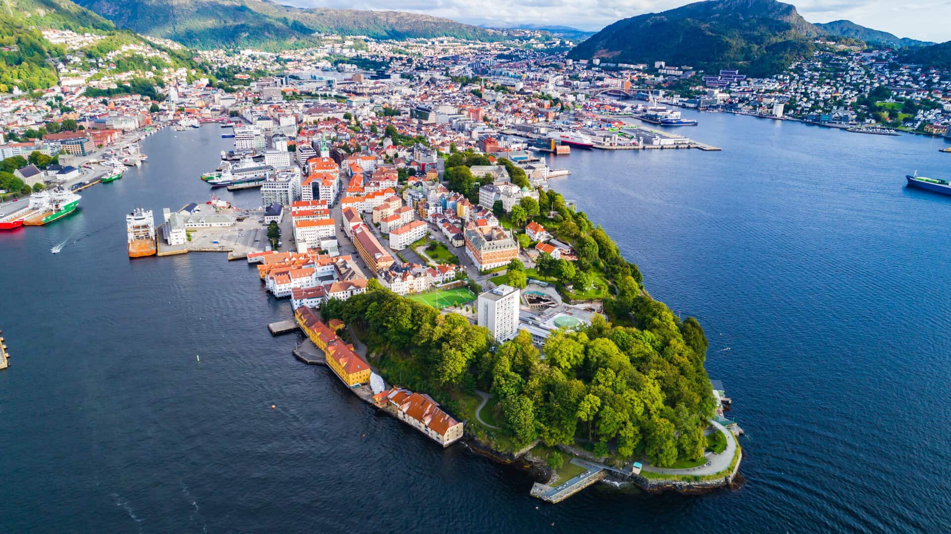 Bergen, Norvegia: una città tra e montagne, i fiordi
