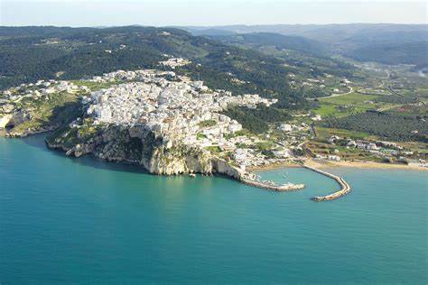 Peschici, gioiello di Gargano: scoperta di mare e natura in un weekend