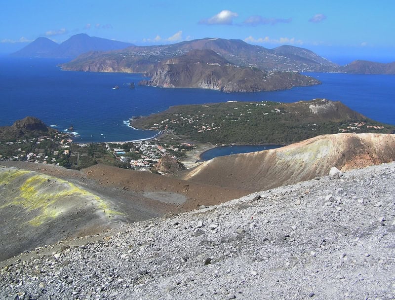 Esplorazione dettagliata delle bellezze naturali e culturali delle Isole Eolie