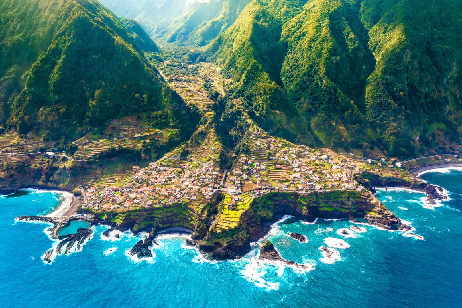 Viaggio verso le Hawaii senza passaporto: è Madeira, perla d’Oceano, risparmiando