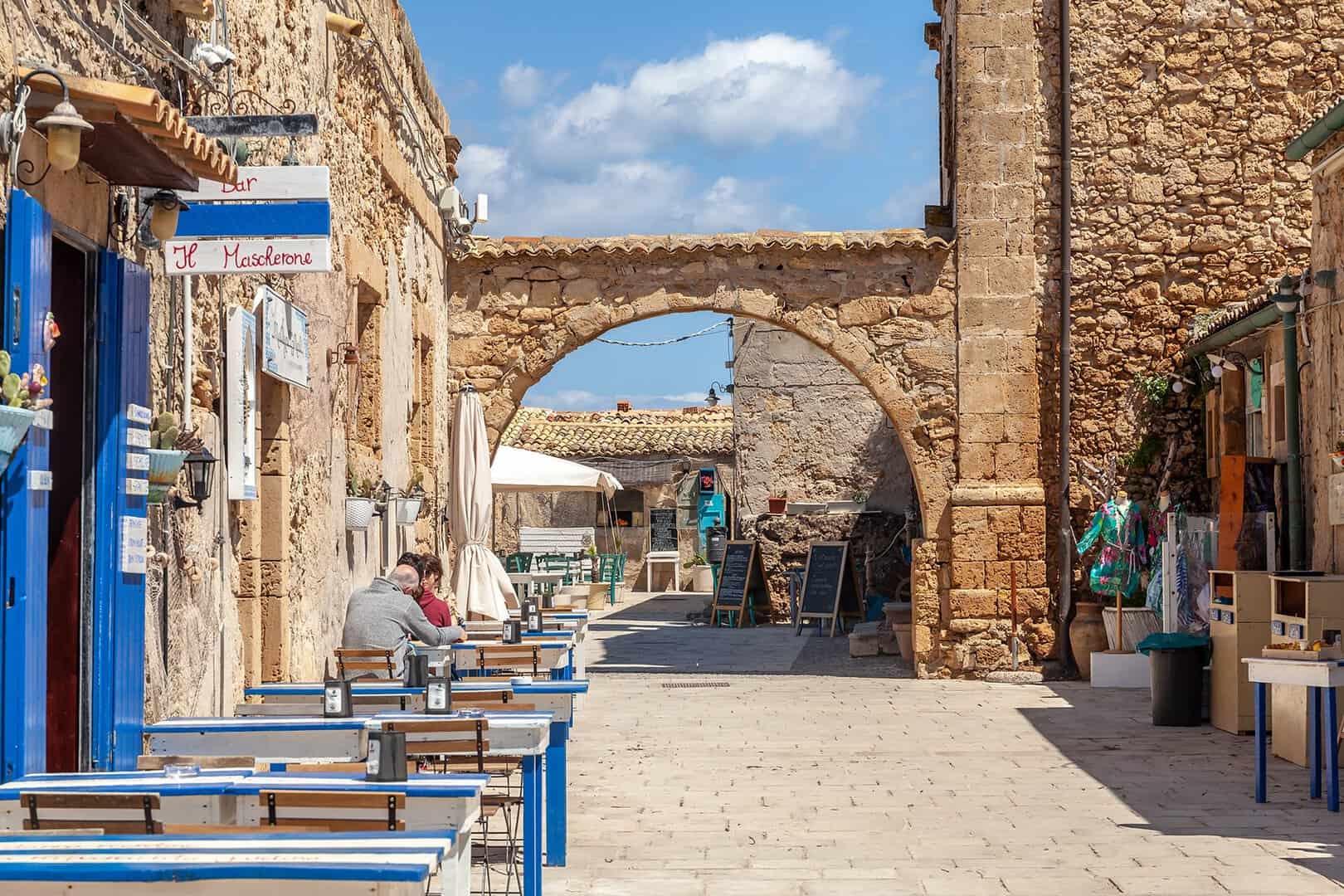 Incanto e tradizioni del villaggio siciliano. Viaggio a Marzamemi 22 Incanto e tradizioni del villaggio siciliano. Viaggio a Marzamemi