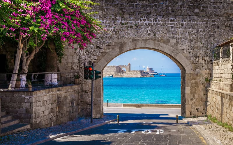 Rodi: incantevoli spiagge e ricchezza storica per il turismo